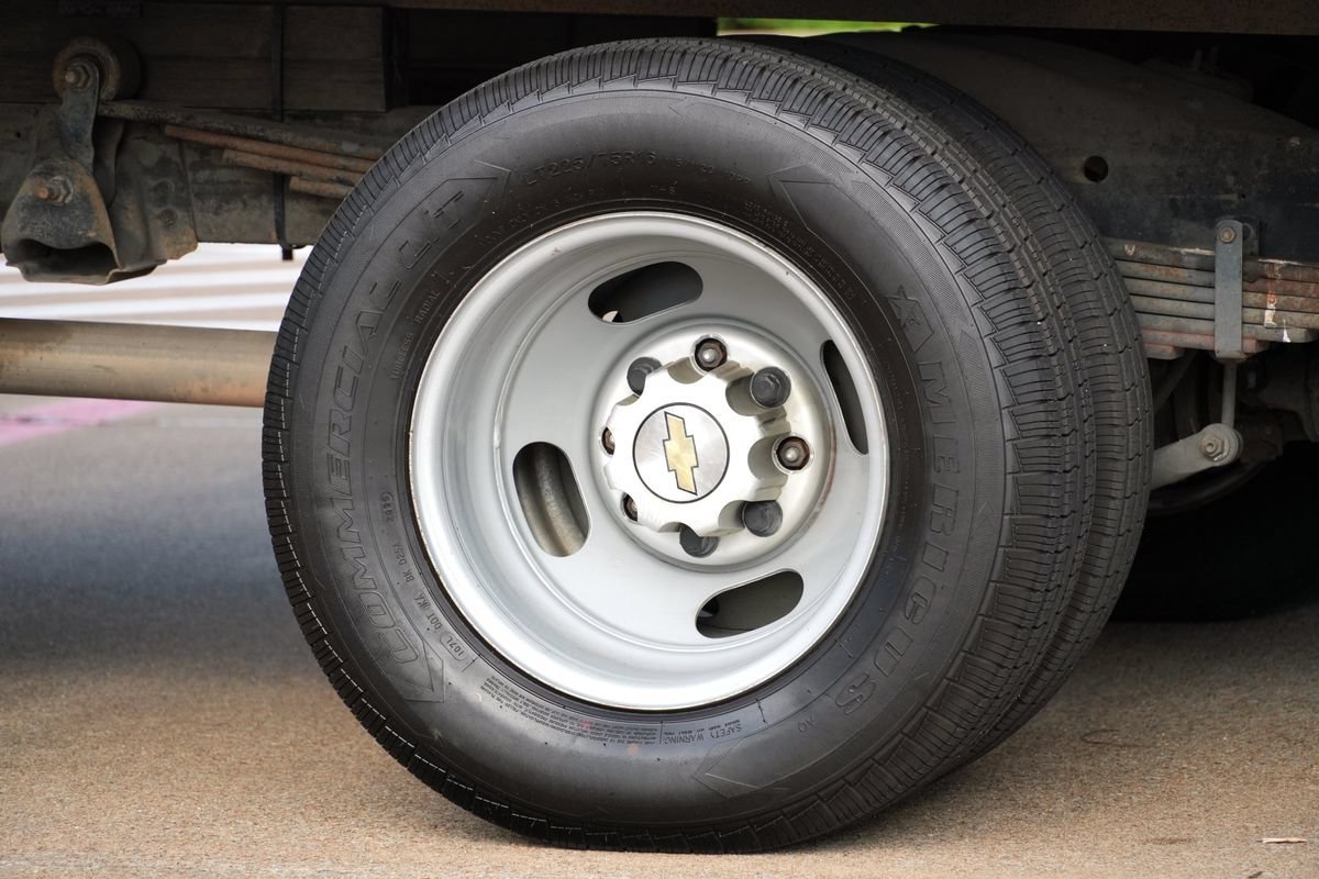 Used 2015 Chevrolet Express 4500 RWD image 31