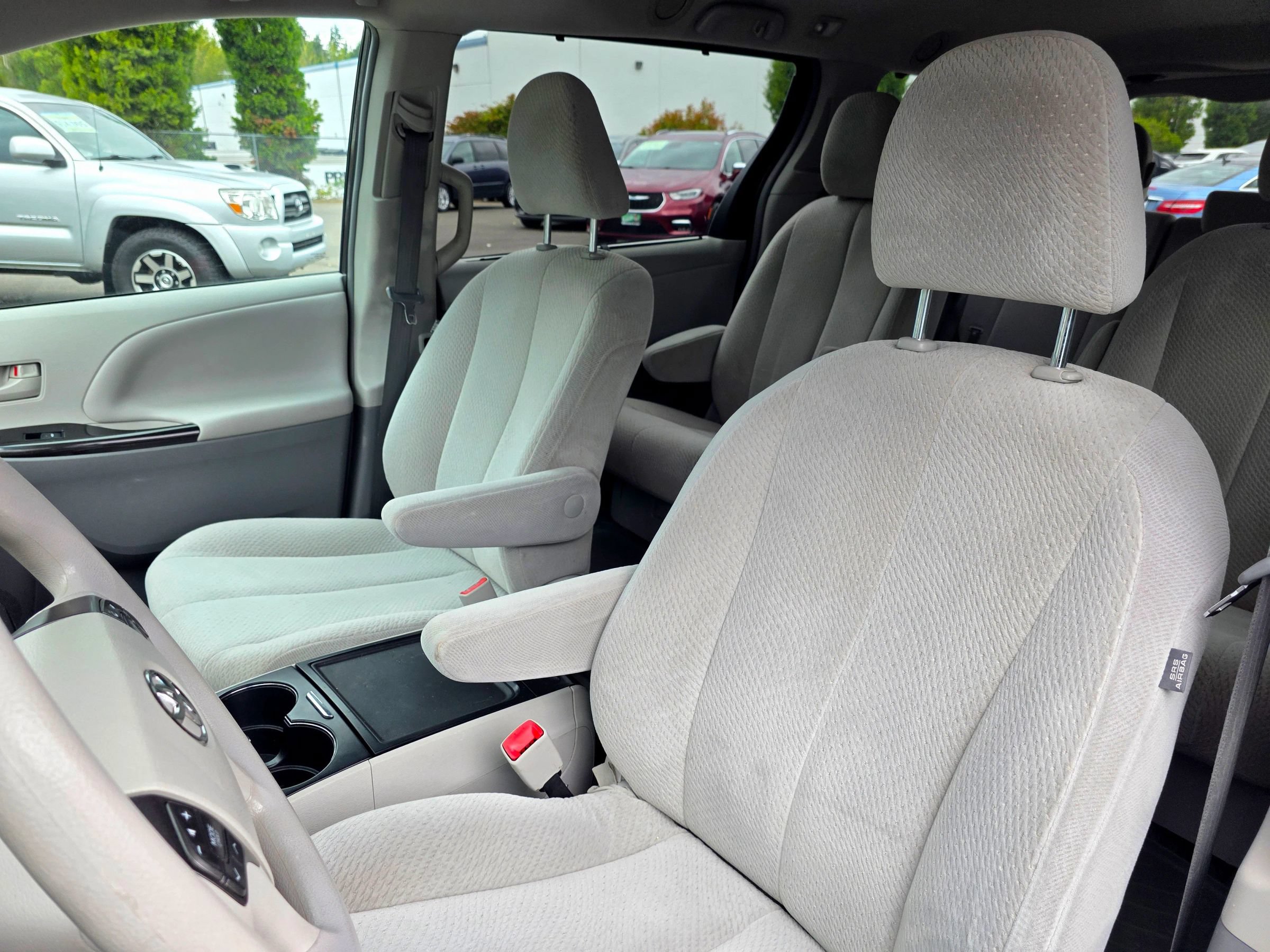 Used 2014 Toyota Sienna LE AWD/4WD image 41