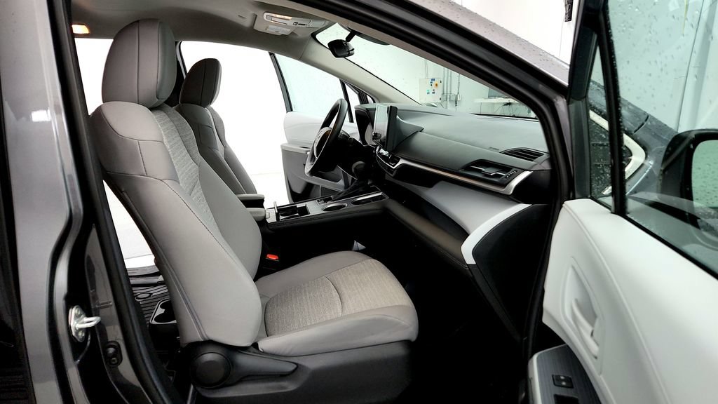 Used 2025 Toyota Sienna LE AWD/4WD image 17