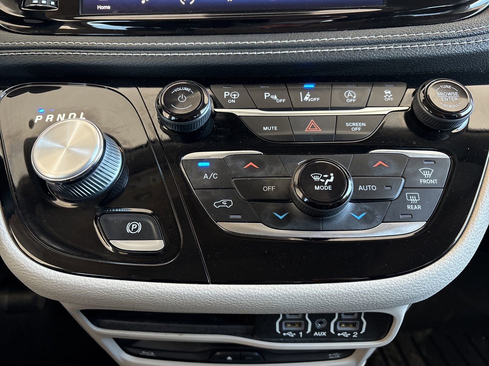 Used 2022 Chrysler Pacifica Touring-L w/ Uconnect Theater Family Group image 26