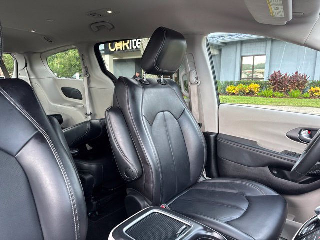 Used 2023 Chrysler Pacifica Touring-L FWD image 12