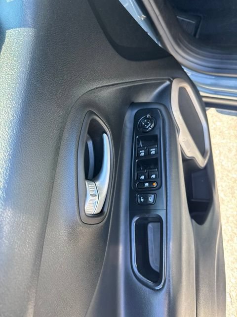 Used 2017 Jeep Renegade Limited AWD/4WD image 16