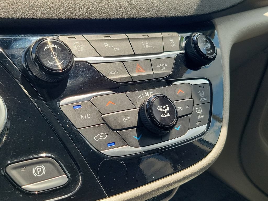 Used 2024 Chrysler Pacifica Touring-L FWD image 26
