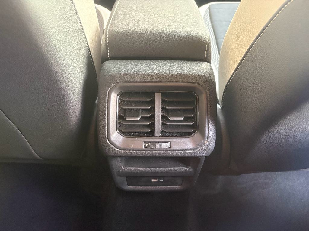 Used 2025 Volkswagen Taos SE AWD/4WD image 28