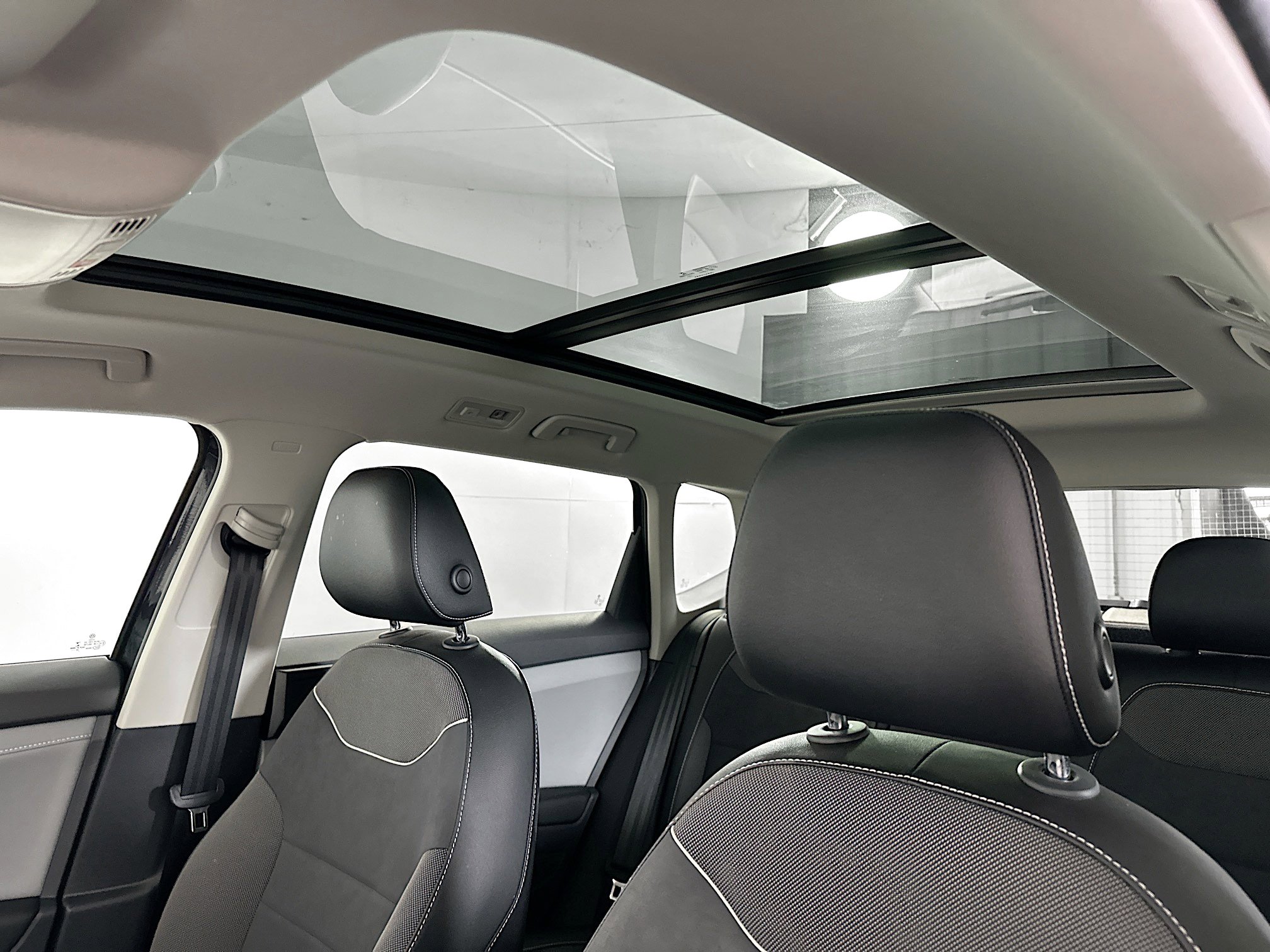 Used 2023 Volkswagen Taos SE w/ Panoramic Sunroof Package FWD image 32