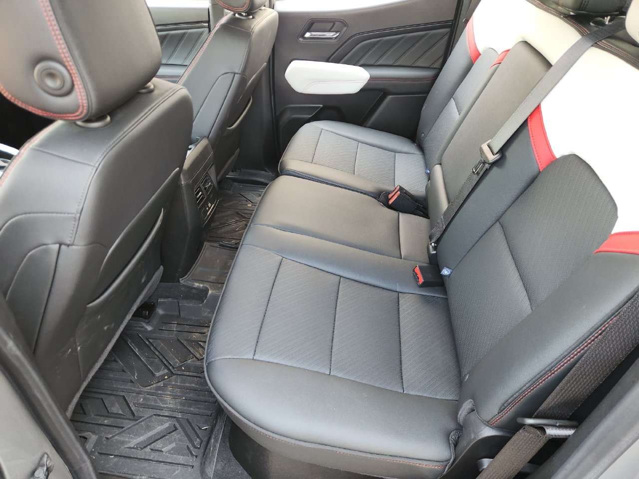 Used 2024 GMC Canyon AT4X AWD/4WD image 28