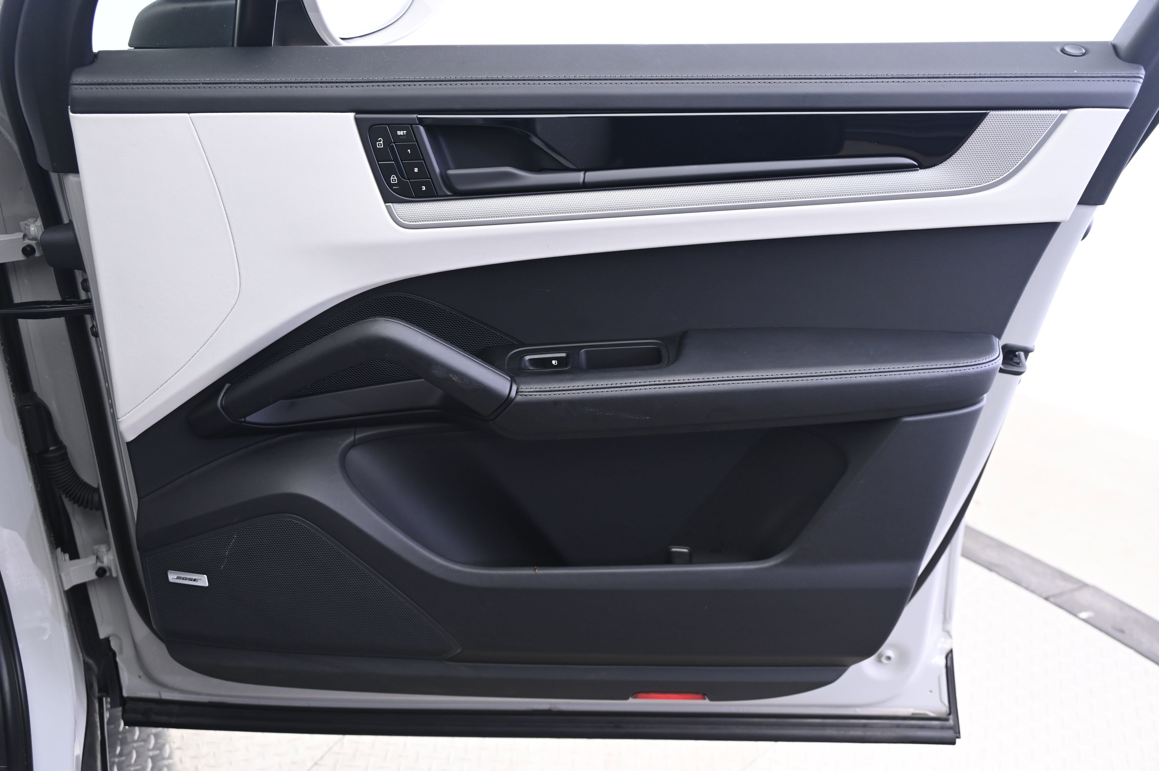 Used 2025 Porsche Cayenne image 20