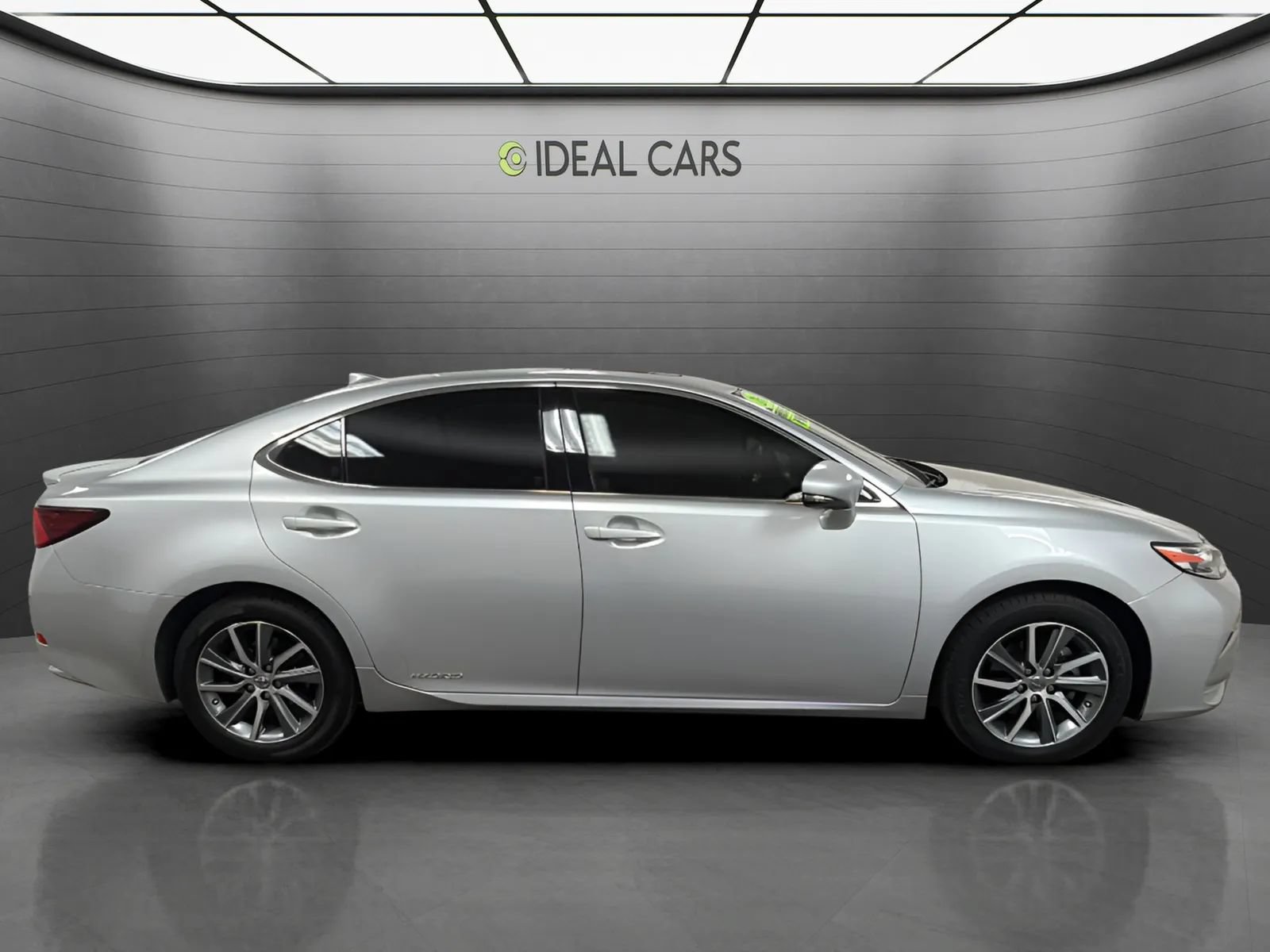 Used 2016 Lexus ES 300h w/ Luxury Package w/Wood Trim FWD image 4