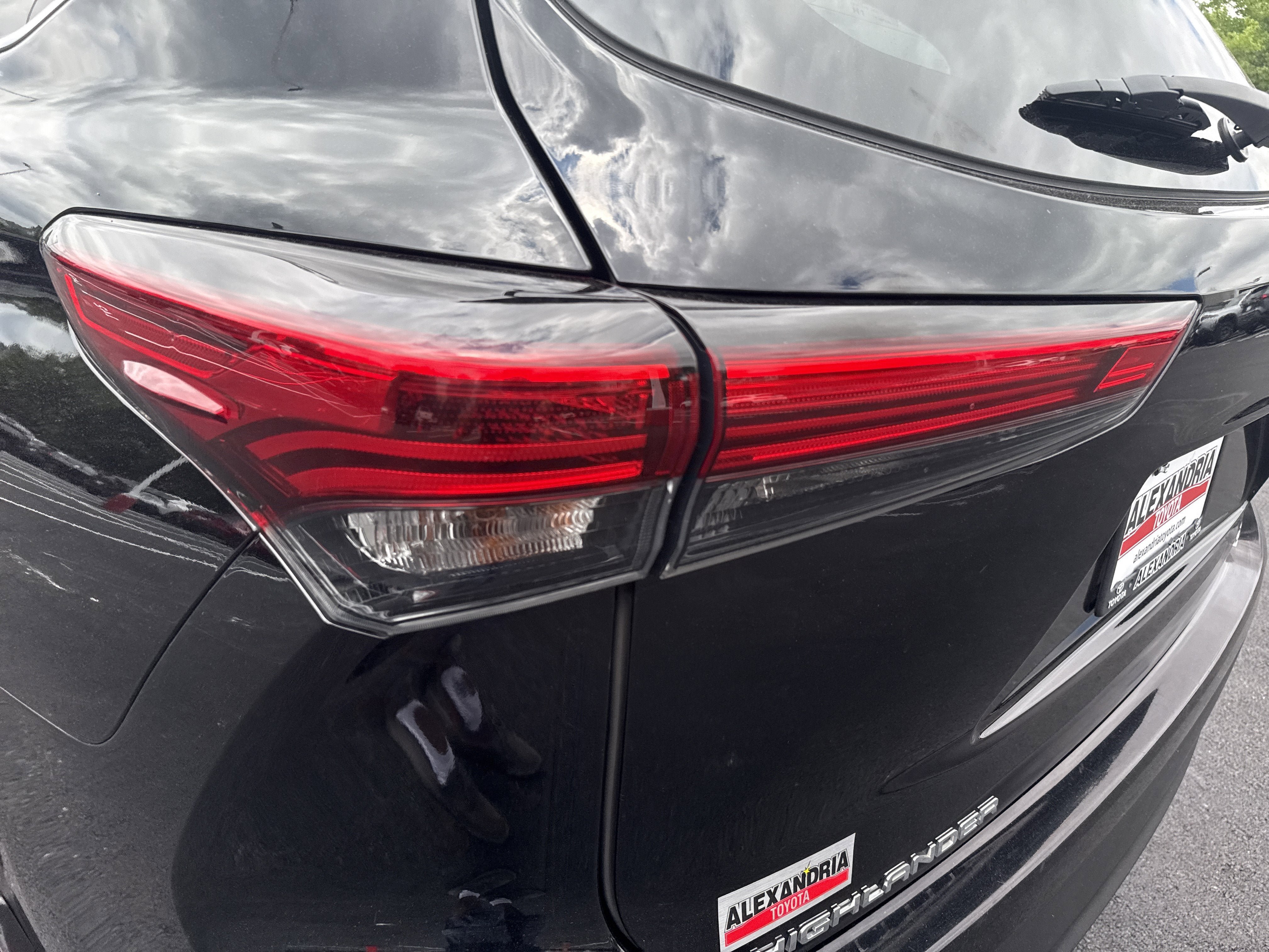 Used 2022 Toyota Highlander XLE AWD/4WD image 26
