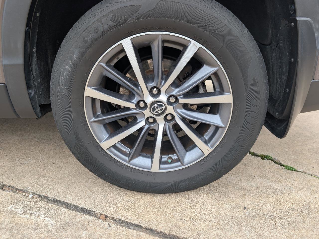 Used 2019 Toyota Highlander XLE AWD/4WD image 9