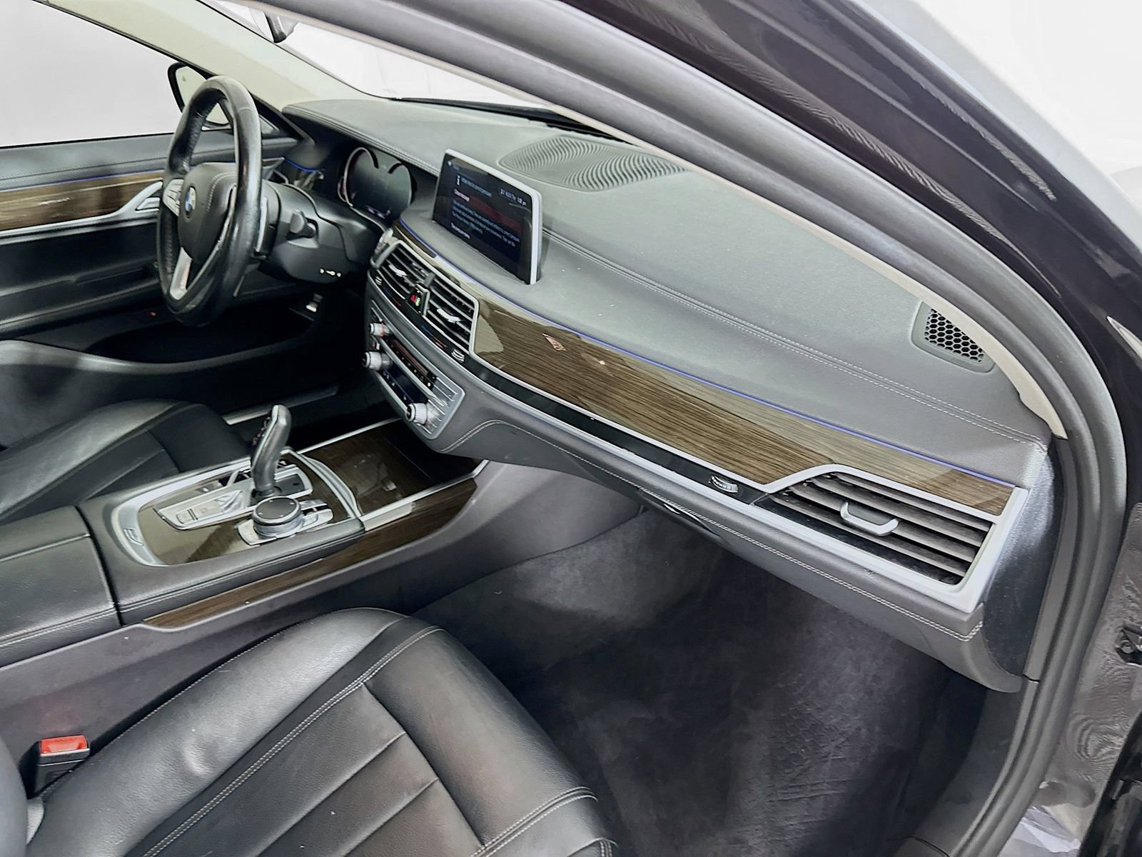 Used 2019 BMW 740i xDrive AWD/4WD image 30