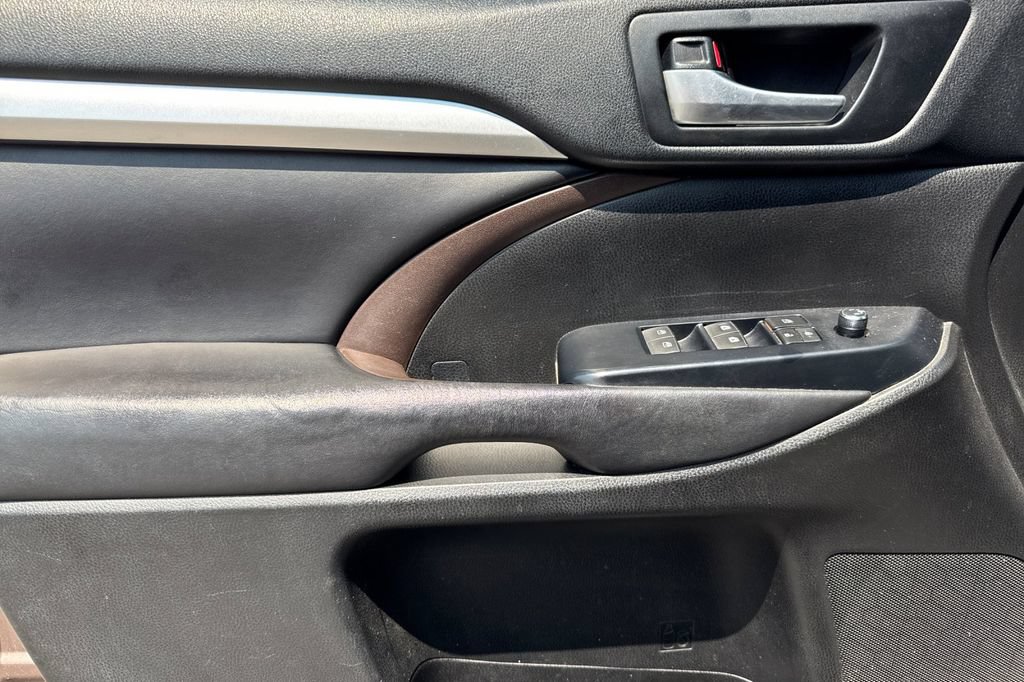 Used 2018 Toyota Highlander XLE AWD/4WD image 11