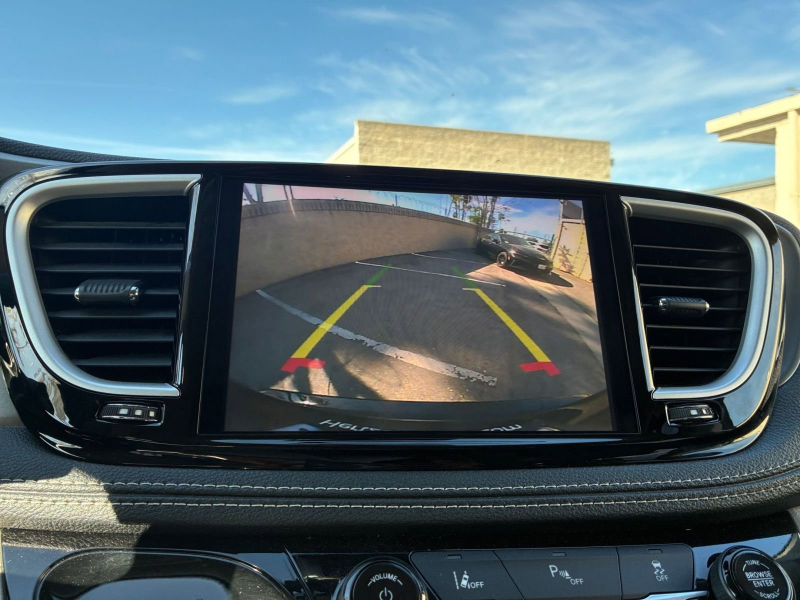 Used 2023 Chrysler Pacifica Touring-L image 25