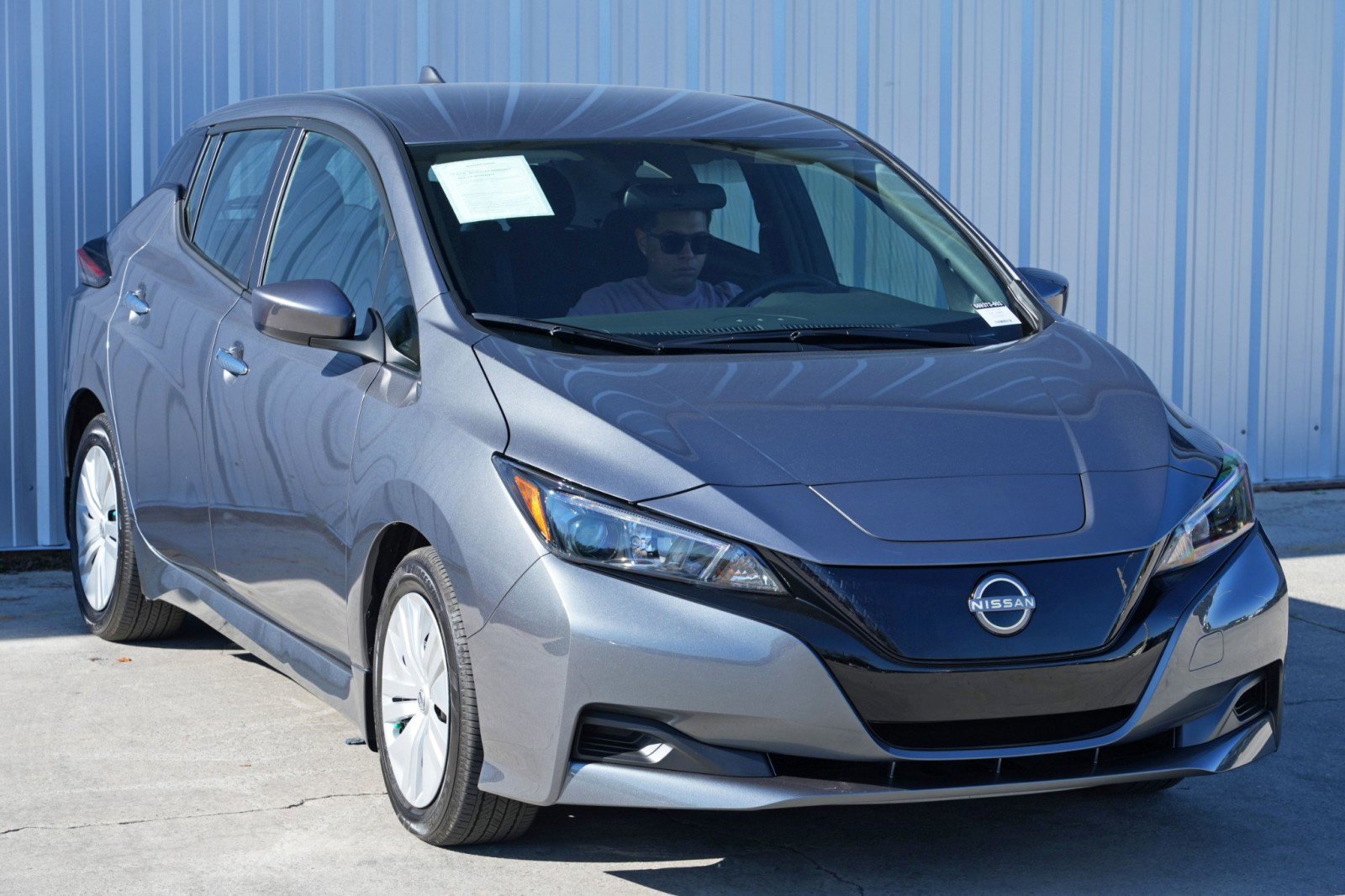 Used 2025 Nissan Leaf S image 47