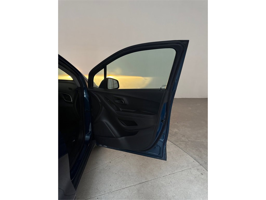 Used 2020 Chevrolet Trax LT w/ LT Convenience Package image 21