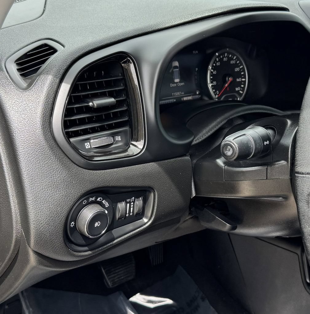 Used 2018 Jeep Renegade Altitude w/ UConnect 8.4 Nav Group AWD/4WD image 13