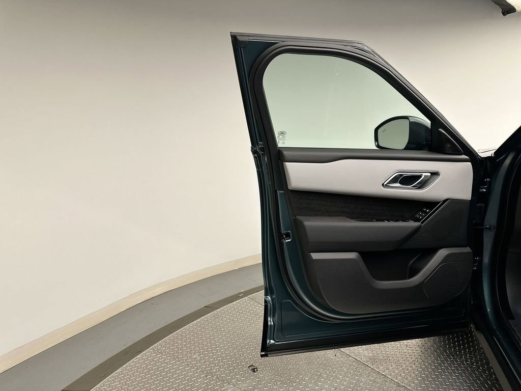 New 2026 Land Rover Range Rover Velar Dynamic SE image 8