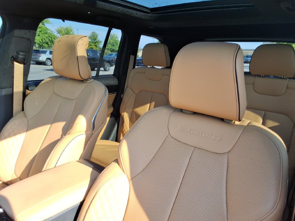 Used 2025 Jeep Grand Cherokee Summit AWD/4WD image 23