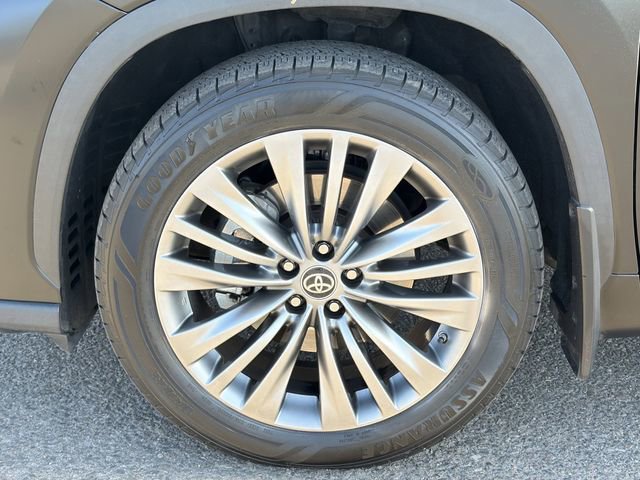 Used 2020 Toyota Highlander Platinum FWD image 32