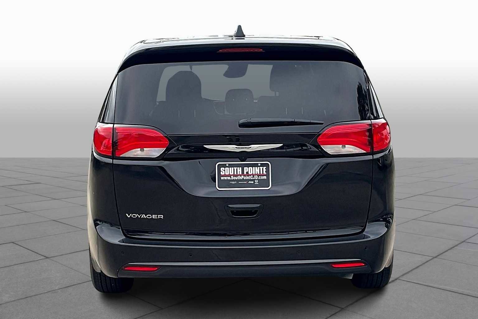 Certified 2025 Chrysler Voyager LX image 4