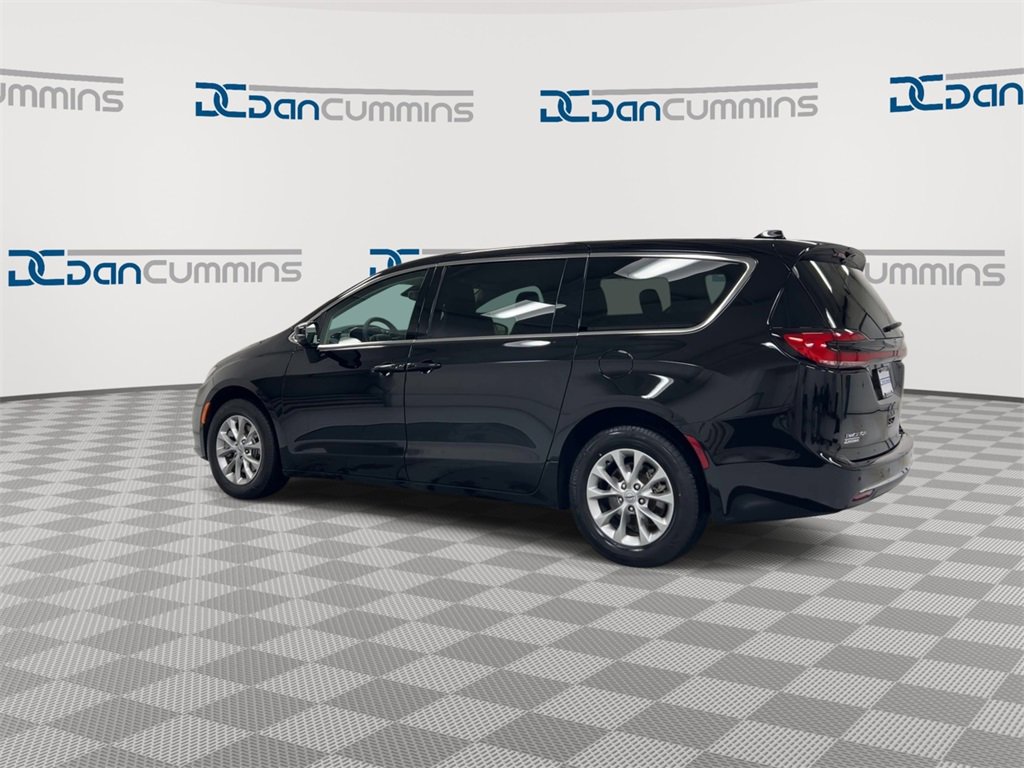 Used 2024 Chrysler Pacifica Touring-L image 6