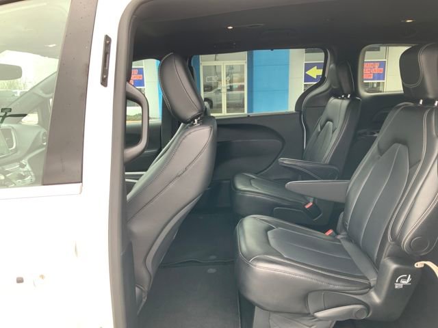 Used 2025 Chrysler Pacifica Select image 19