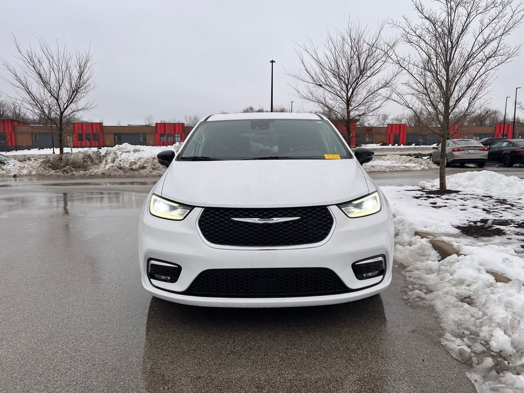 Used 2024 Chrysler Pacifica Touring-L image 2