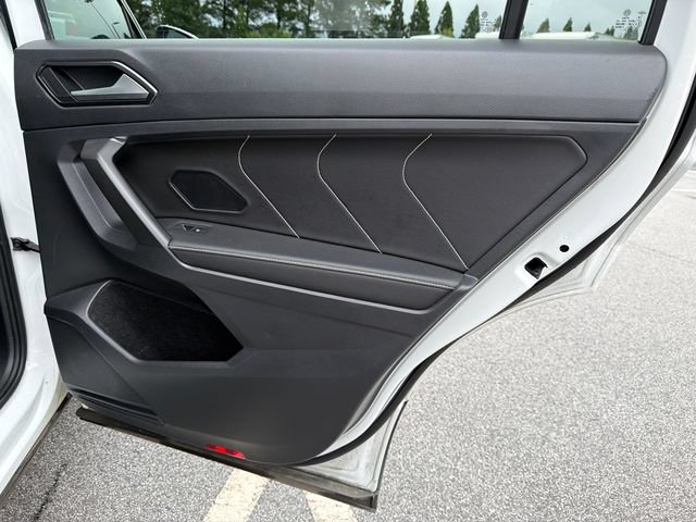 Used 2022 Volkswagen Tiguan SE w/ Panoramic Sunroof Package FWD image 16