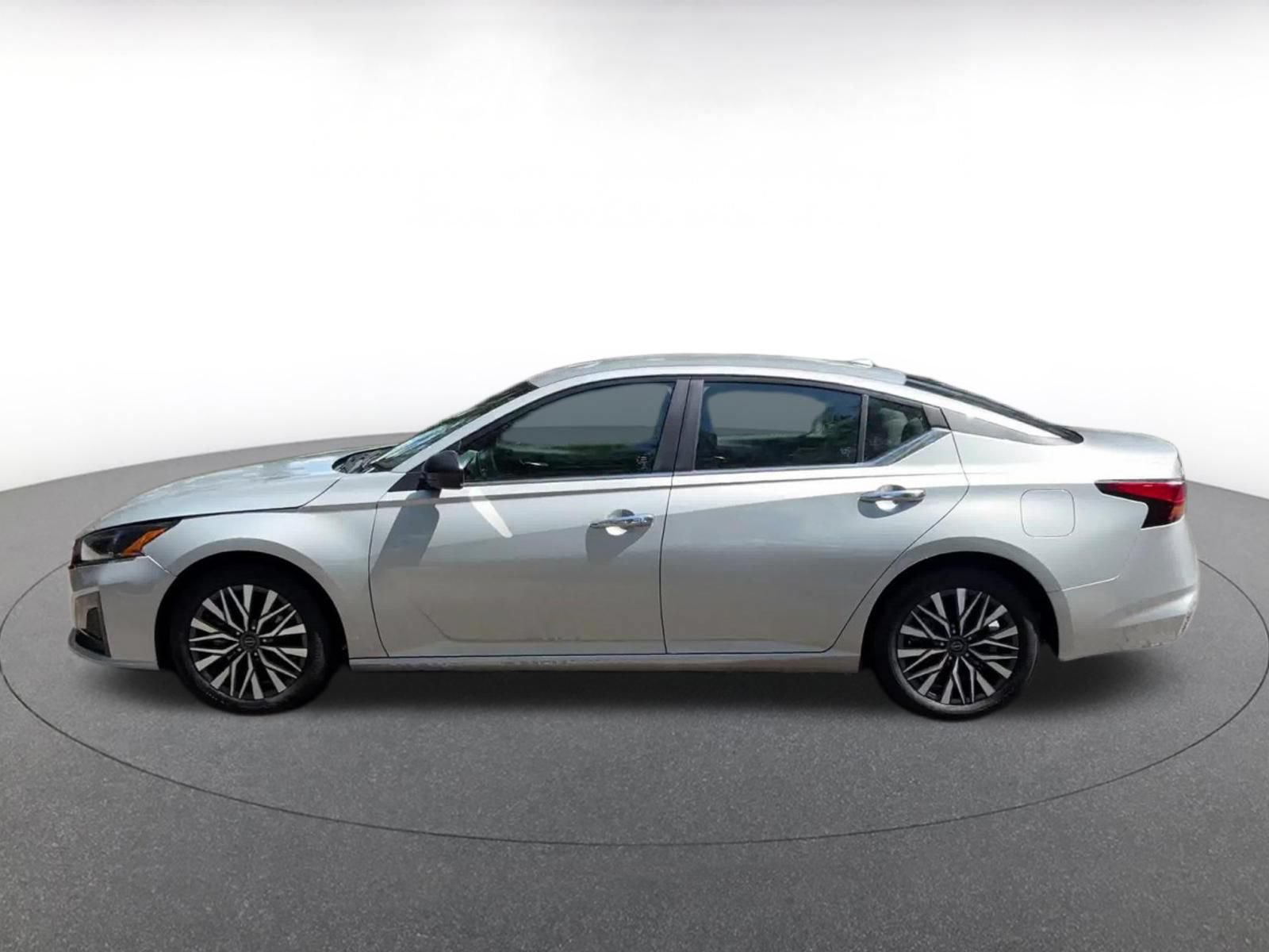 Used 2025 Nissan Altima 2.5 SV FWD image 9