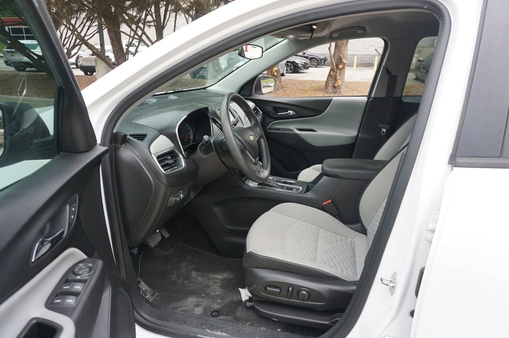 Used 2020 Chevrolet Equinox LS w/ LS Convenience Package FWD image 2