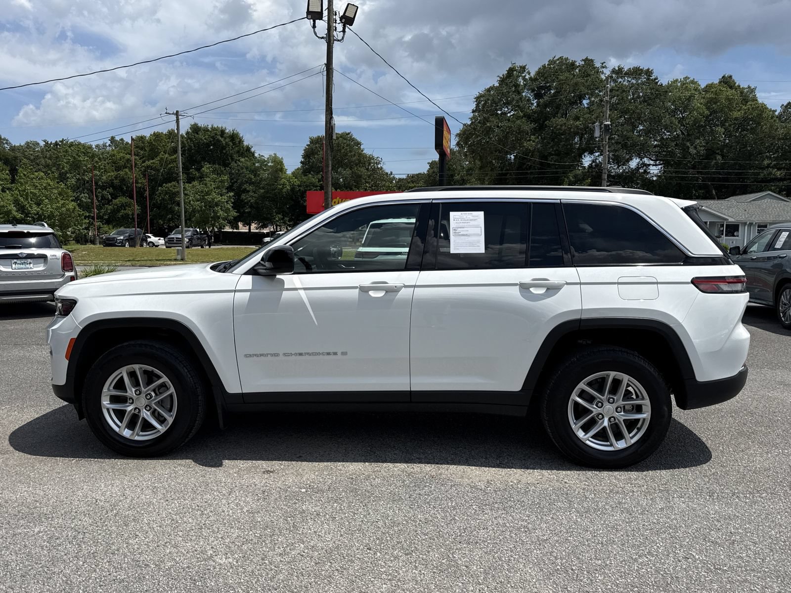 Used 2024 Jeep Grand Cherokee Laredo X w/ Luxury Tech Group I AWD/4WD image 2