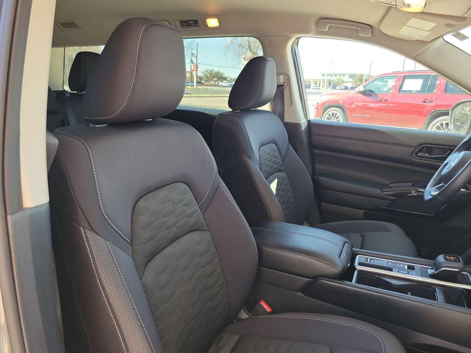 Used 2025 Nissan Pathfinder SV w/ Cargo Package image 10