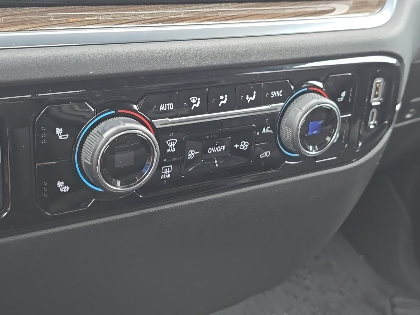Used 2022 Chevrolet Silverado 1500 LT AWD/4WD image 36