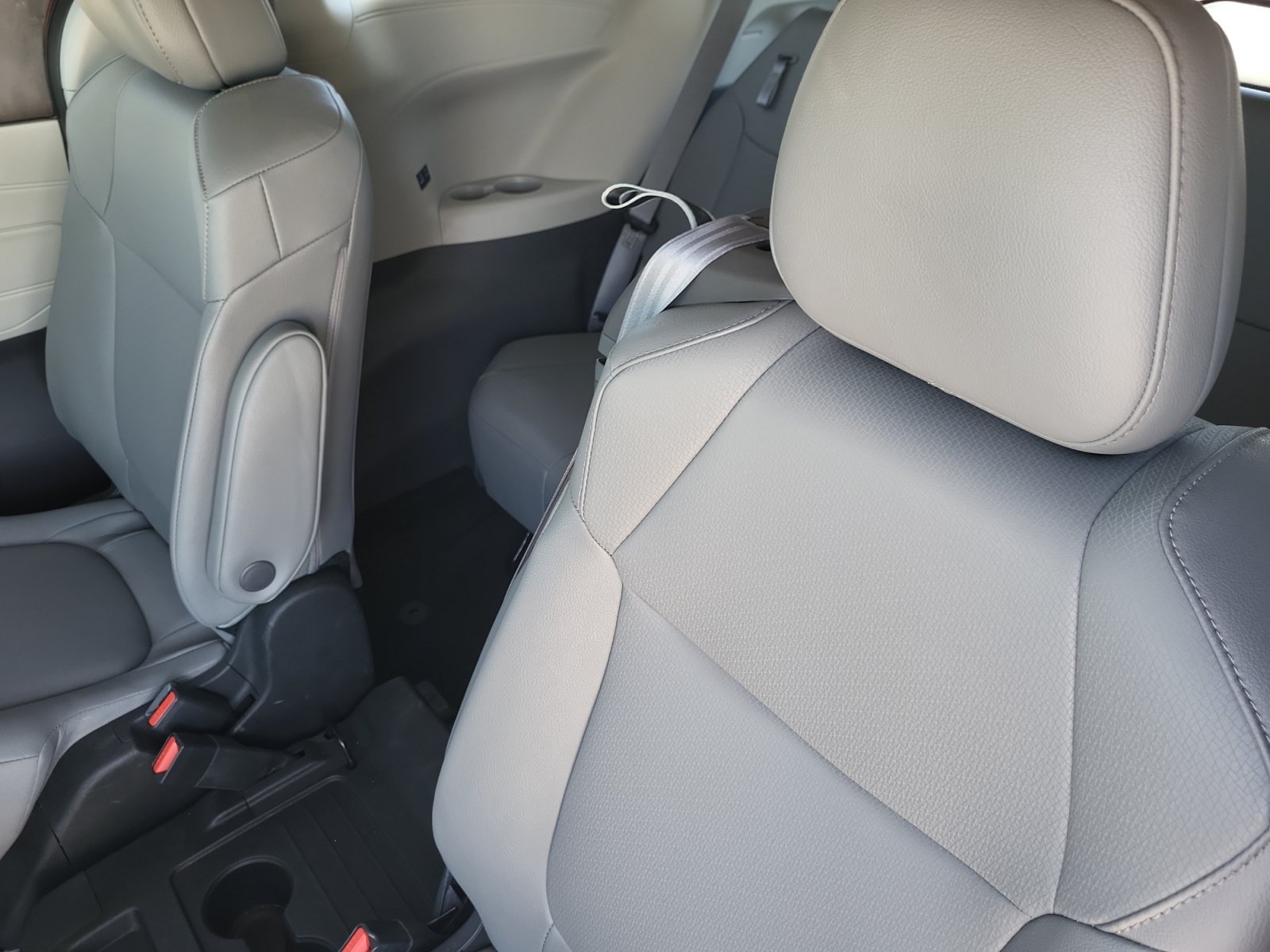 Used 2023 Toyota Sienna XLE FWD image 27