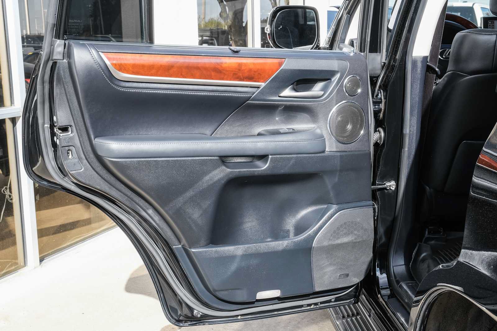 Used 2017 Lexus LX 570 4WD w/ Luxury Package image 39