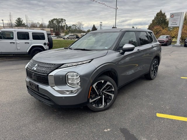 Used 2023 Mitsubishi Outlander SE image 3