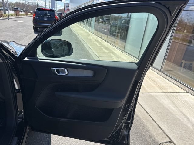 Certified 2025 Volvo XC40 B5 Plus AWD/4WD image 14