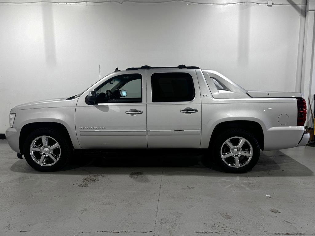 Used 2011 Chevrolet Avalanche LTZ image 14