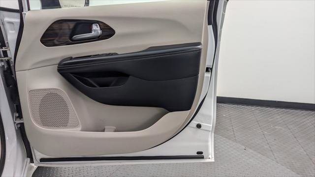 Used 2023 Chrysler Pacifica Limited FWD image 21