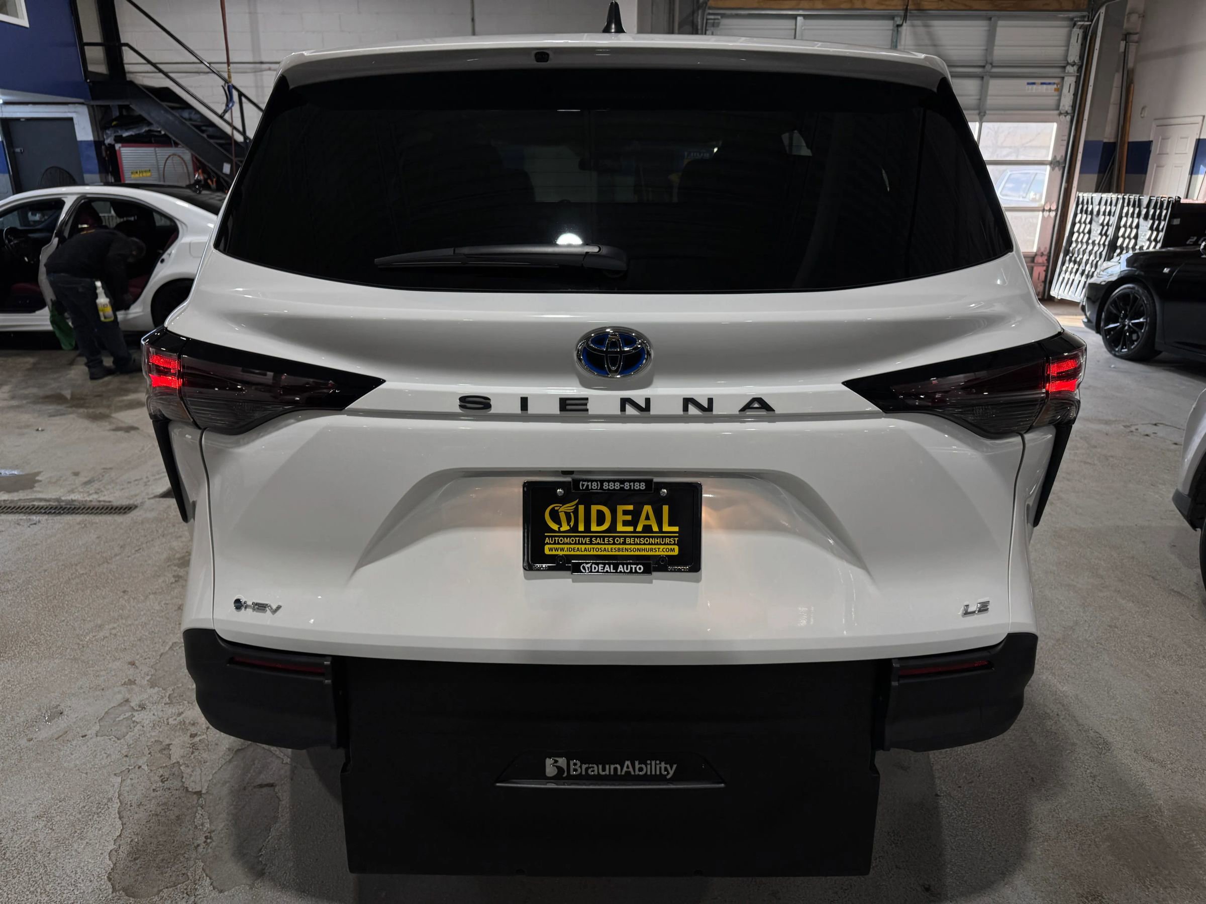 Used 2025 Toyota Sienna LE image 5