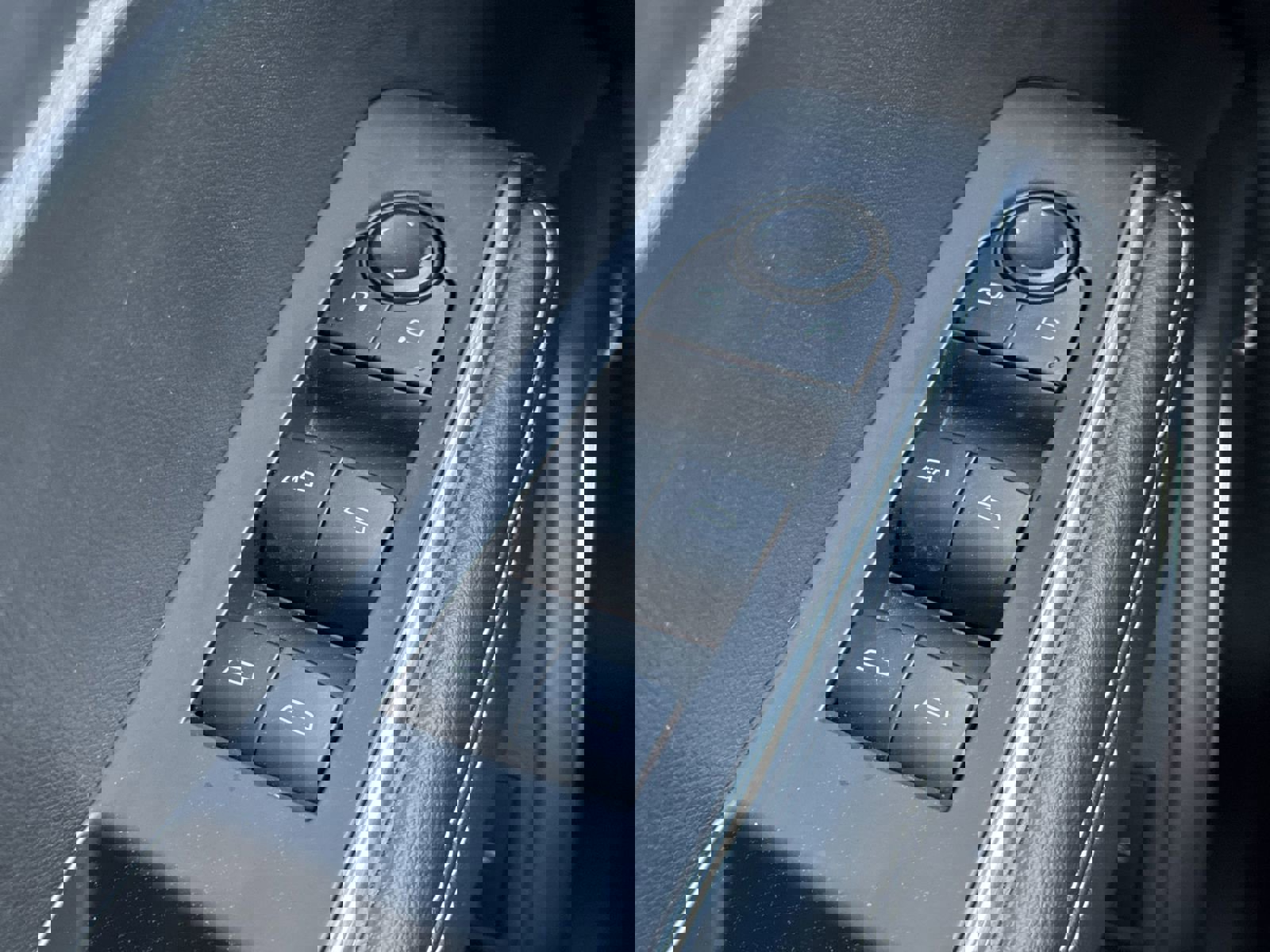 Used 2025 GMC Acadia Elevation image 15