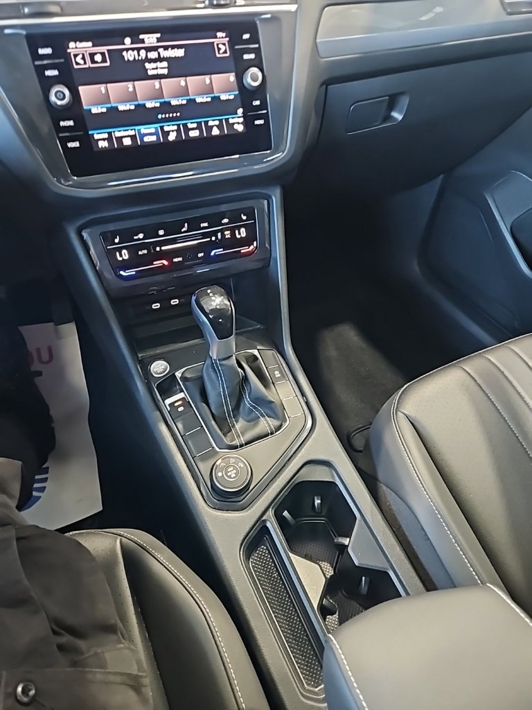 Used 2024 Volkswagen Tiguan SE w/ Panoramic Sunroof Package image 32