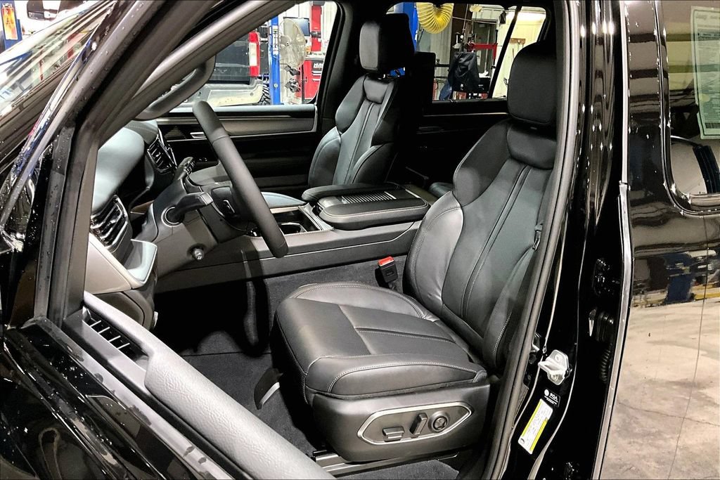 New 2026 Jeep Grand Wagoneer L Limited AWD/4WD image 9
