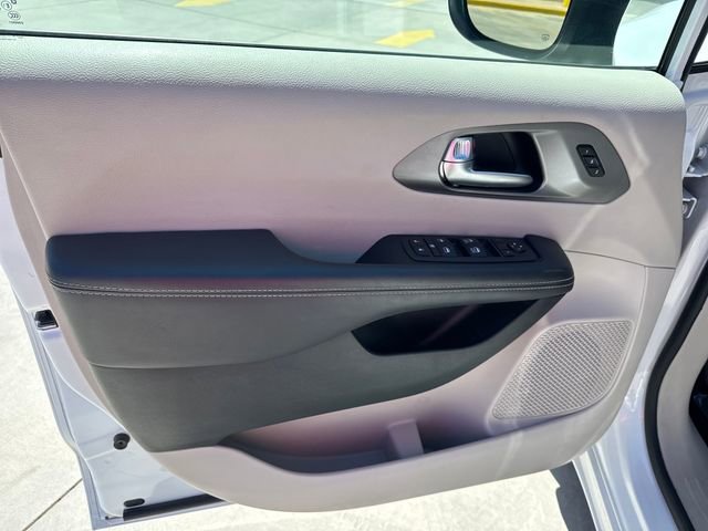 Used 2023 Chrysler Pacifica Touring-L image 10
