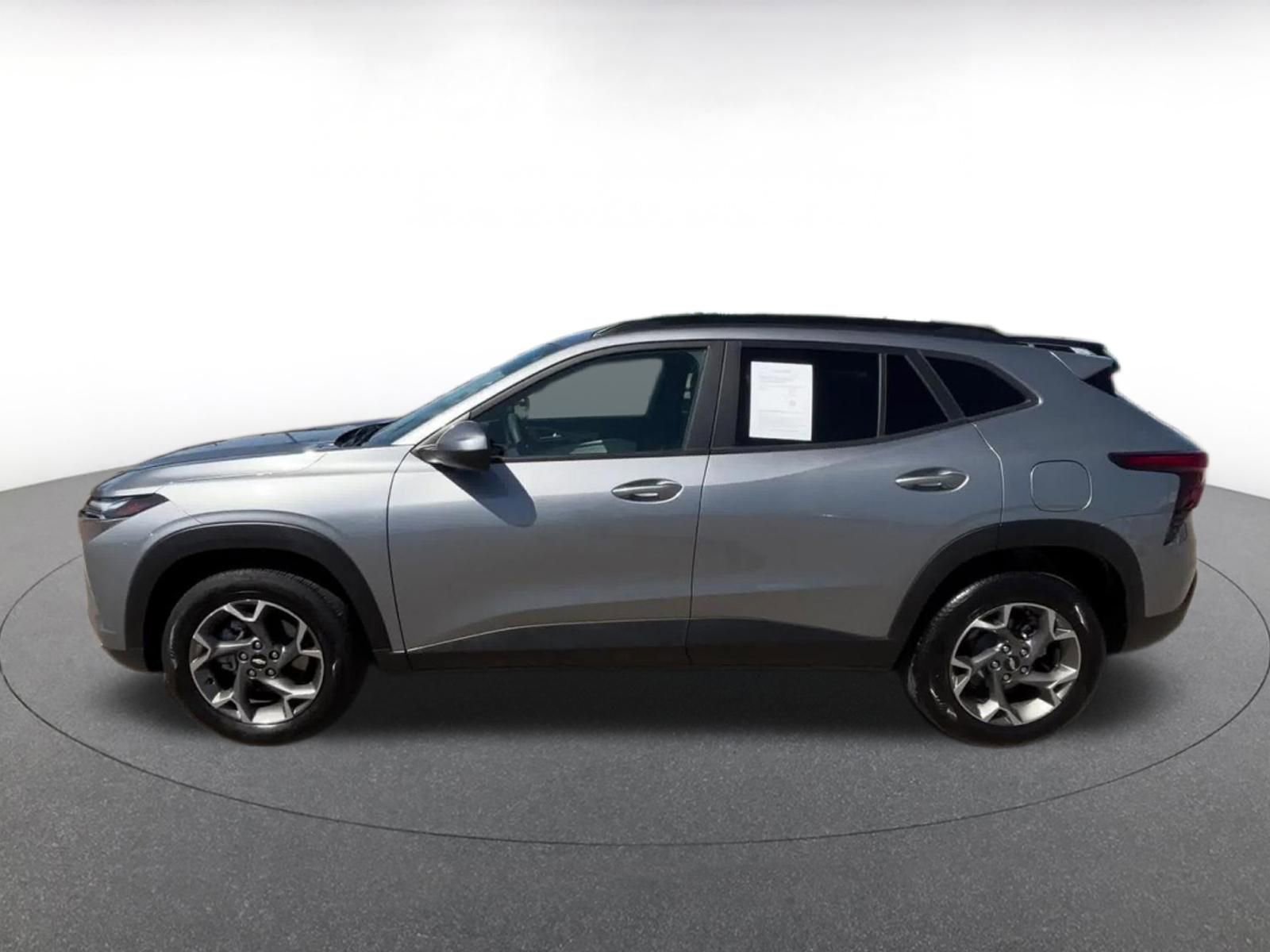 Used 2025 Chevrolet Trax LT FWD image 9