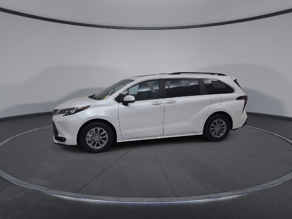 Used 2025 Toyota Sienna XLE FWD image 8