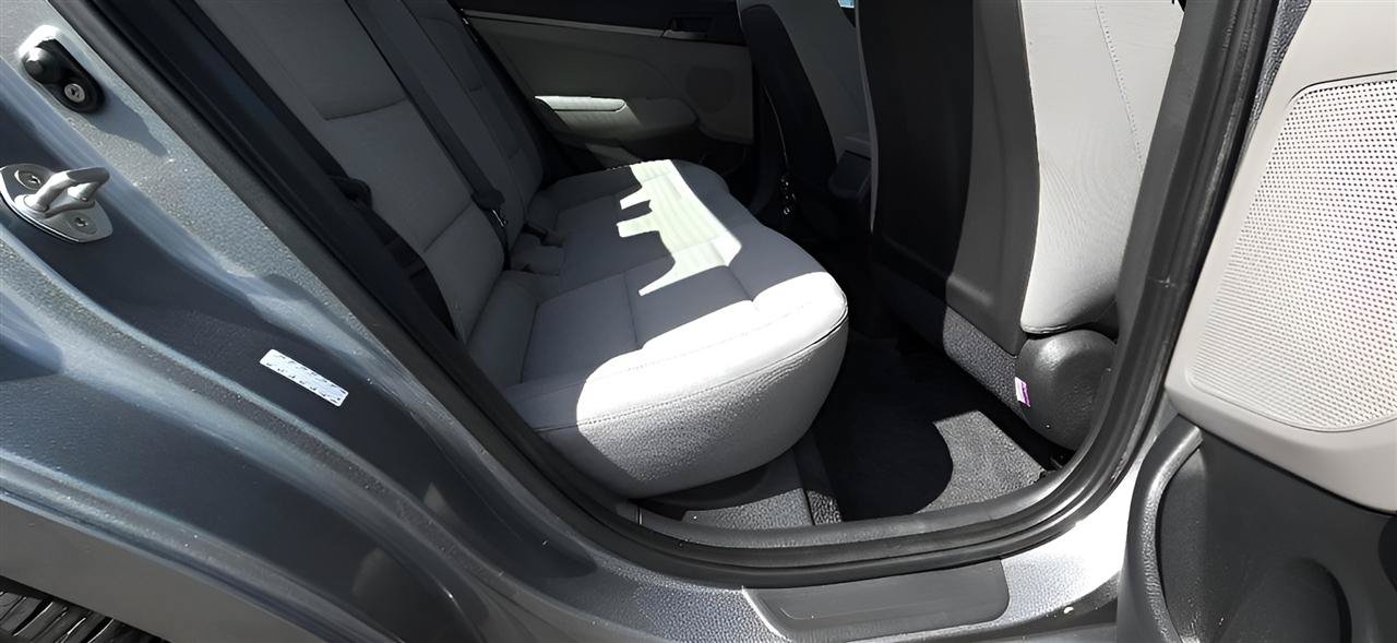 Used 2018 Hyundai Elantra SE FWD image 24