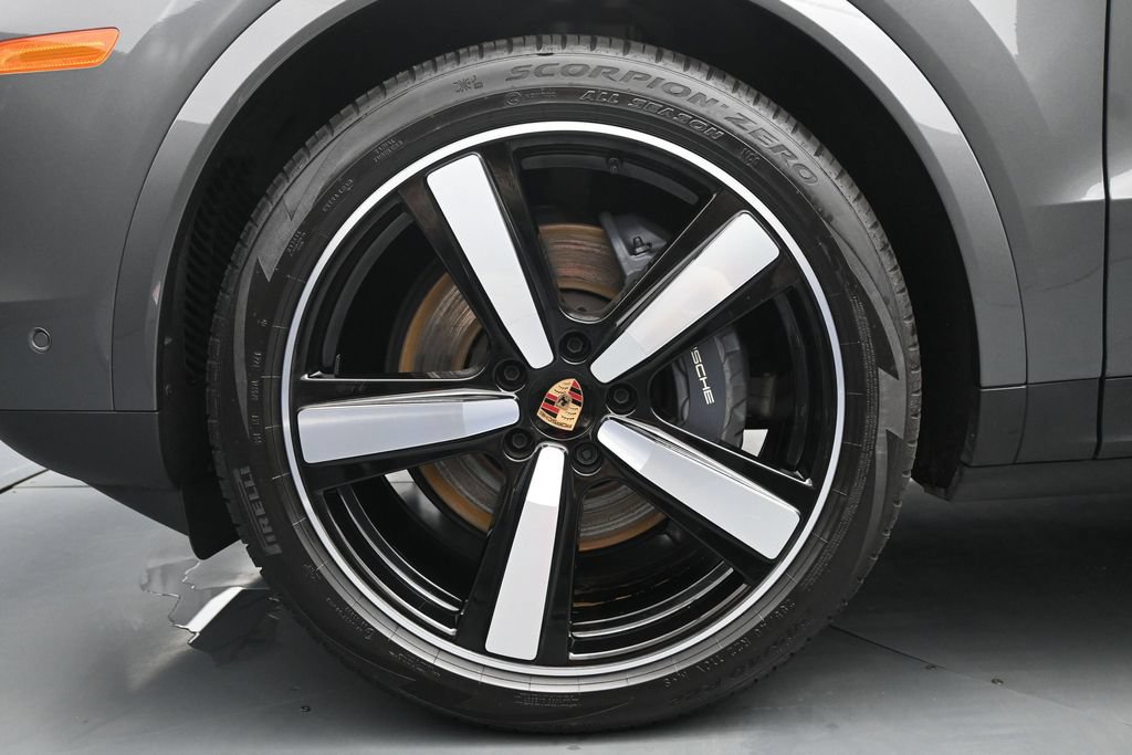 Certified 2025 Porsche Cayenne AWD/4WD image 8