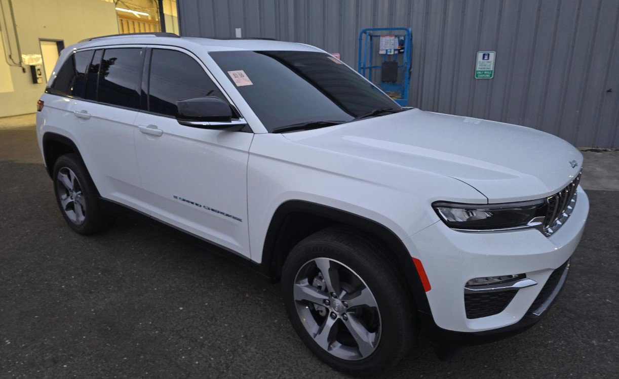 Used 2023 Jeep Grand Cherokee 4WD 4xe image 2
