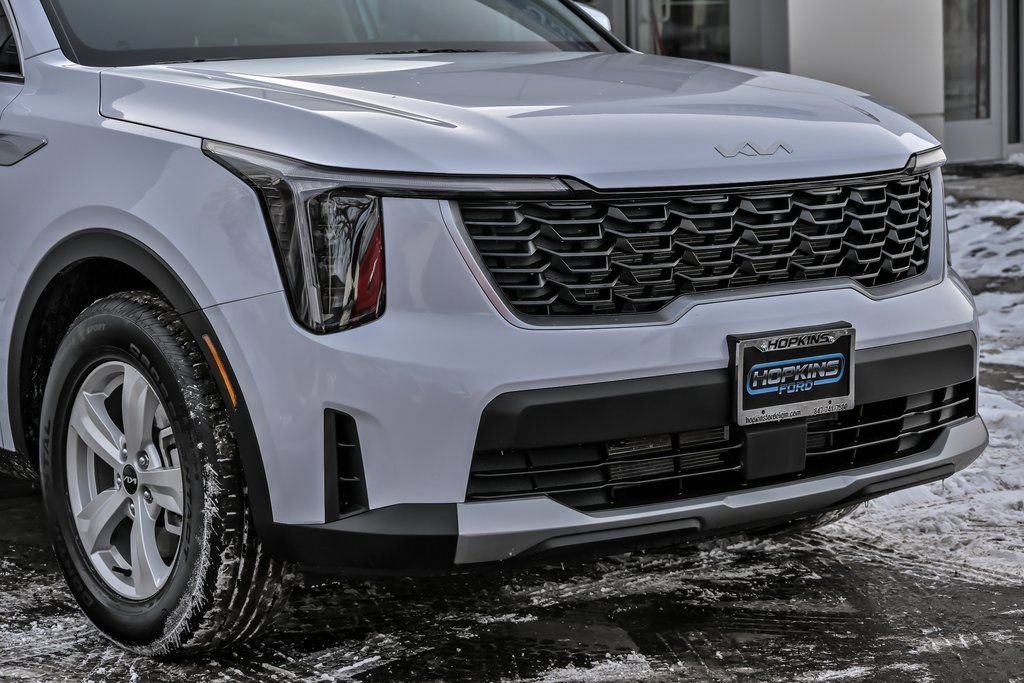 Used 2025 Kia Sorento LX image 11